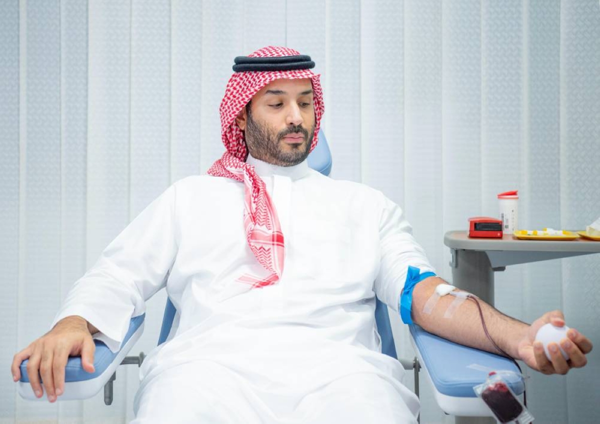ولي العهد يتبرع بالدم في بادرة كريمة.. ويطلق الحملة الوطنية السنوية للتبرع بالدم