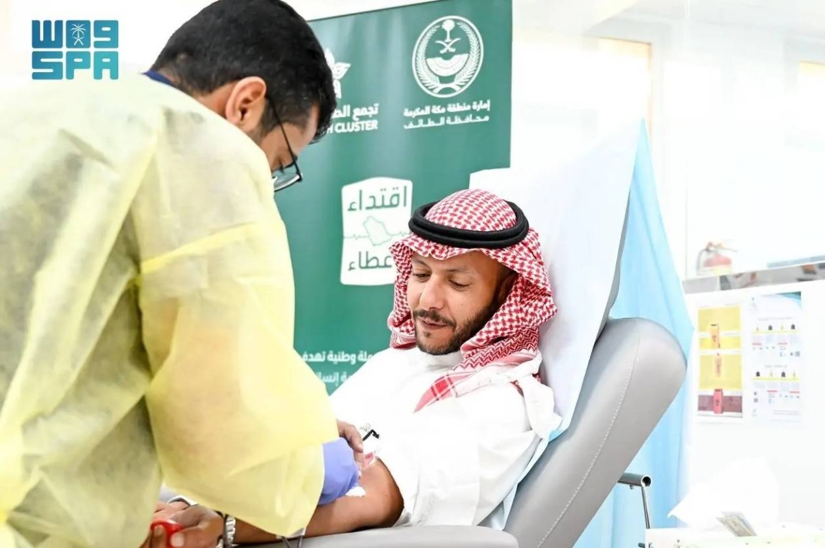 محافظ الطائف يتبرع بالدم تفاعلا مع الحملة الوطنية للتبرع بالدم