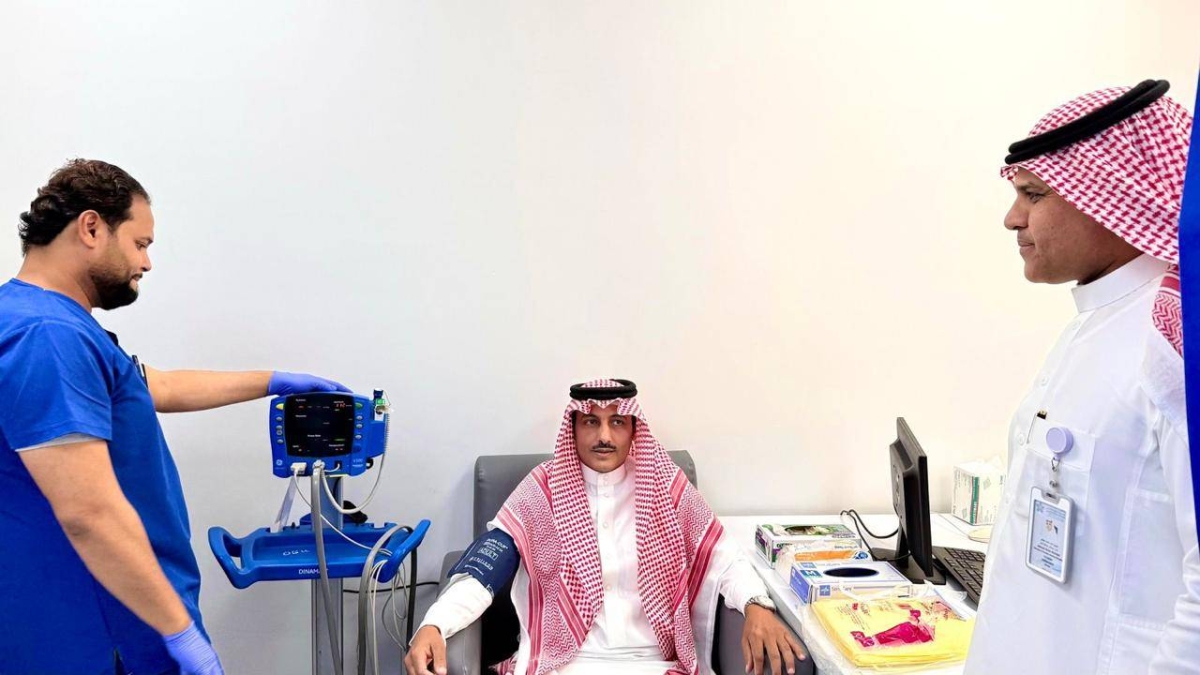 محافظ صامطة يشارك في حملة ولي العهد للتبرع بالدم