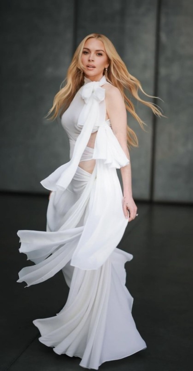 بعد غياب.. ليندسي لوهان تُشرق بفستان أبيض أنيق