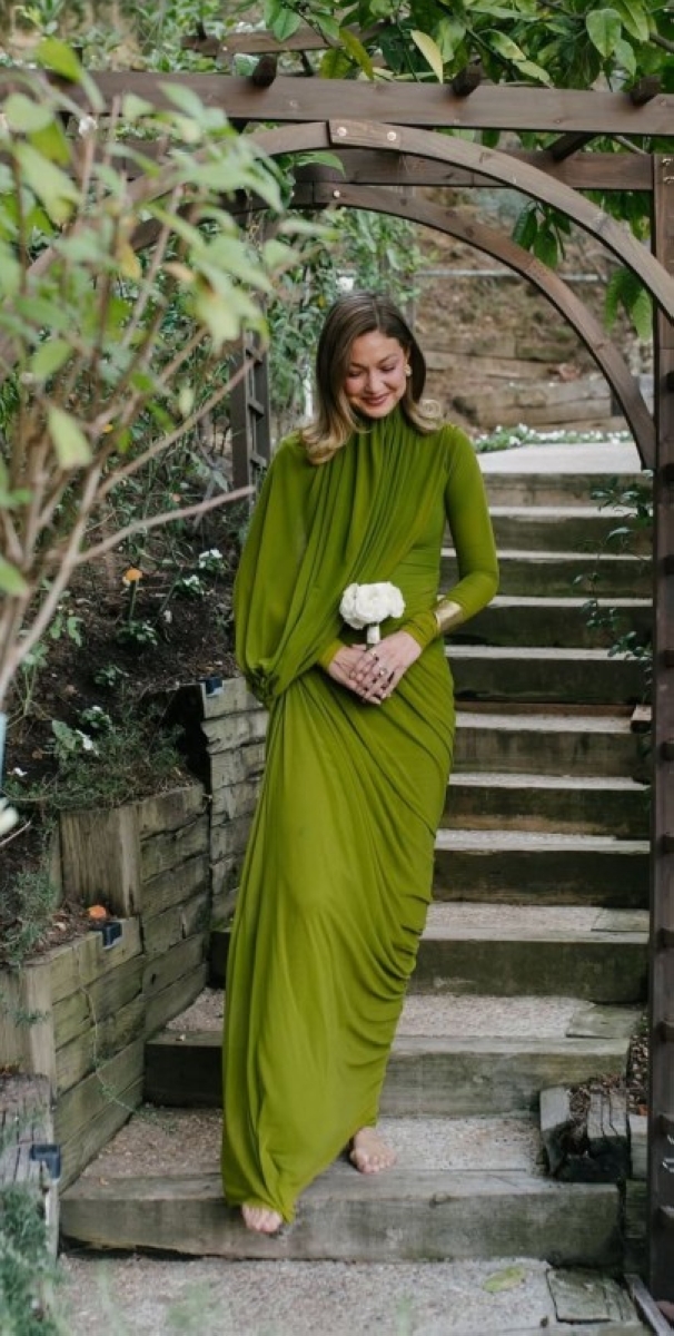 الأناقة تجتمع في عائلة واحدة.. جيجي وبيلا حديد تخطفان الأضواء في زفاف ألانا